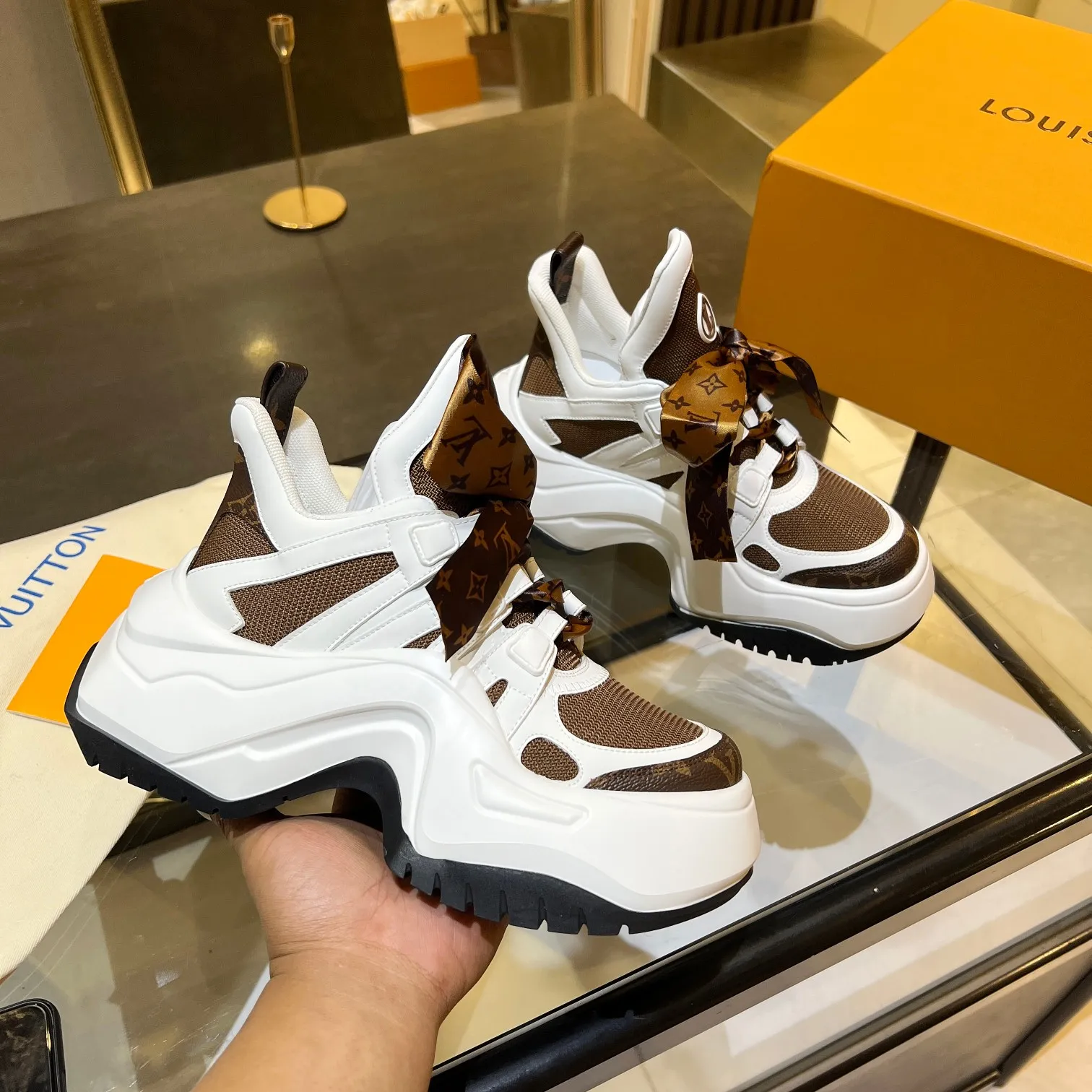 👟👟Ex-factory price 760👟👟 Nicolas Ghesquieye once again refined the design essence of LVArchlight sneakers to create LVArchlight2.0 platfrm sneakers. The combination of multiple technical materials, the wide outsole and the exaggerated tongue highlight the series' recognition, and the latter is marked with the LVCirCle logo 35-41